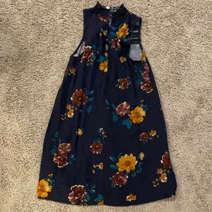 Sleeveless blue dress with floral design